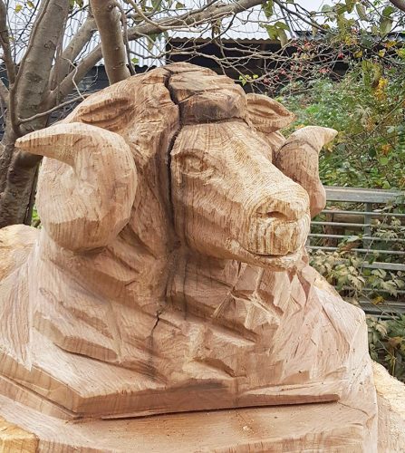 Merino ram gemaakt door een boomzaagkunstenaar